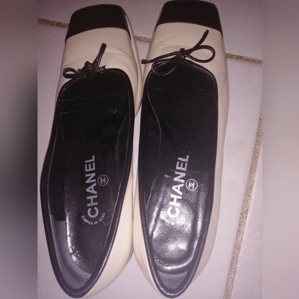 🐧 Chanel Women's Cream & Black Cap Toe Flats with bow in front - Picture 6 of 8